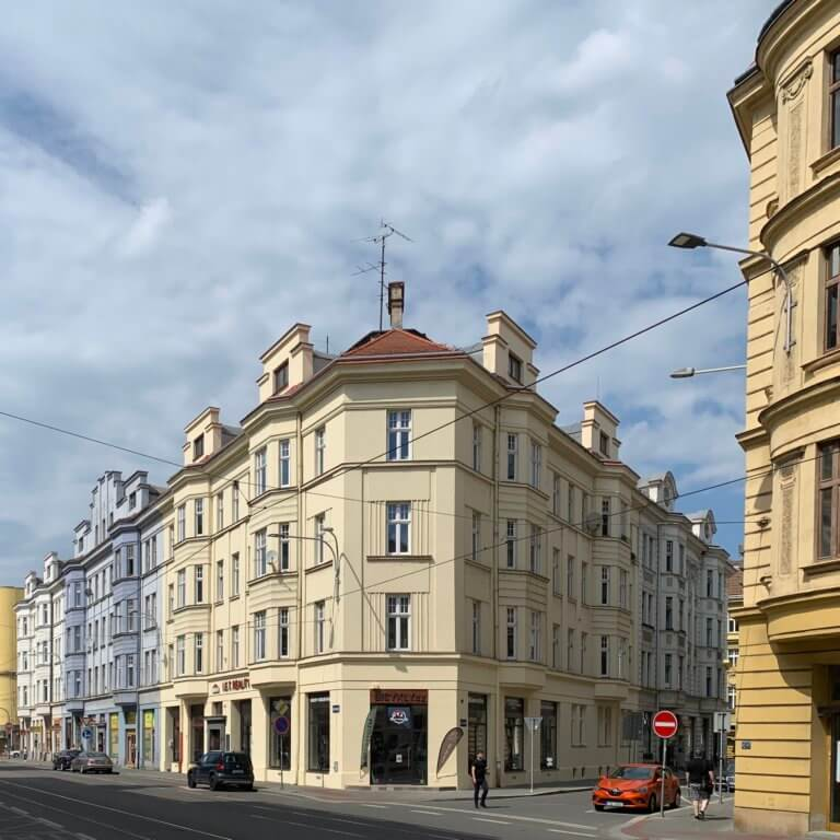Rohová budova v Nádražní ulici v Ostravě, kde sídlí Mediatoring.com